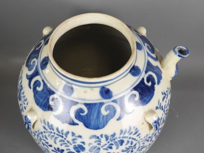 CHINE : Large verseuse en porcelaine à décor...