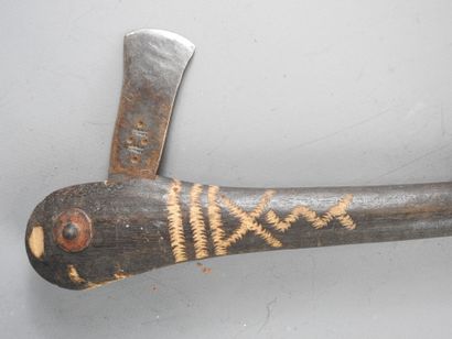 AFRIQUE. Ancienne hache au manche en bois...