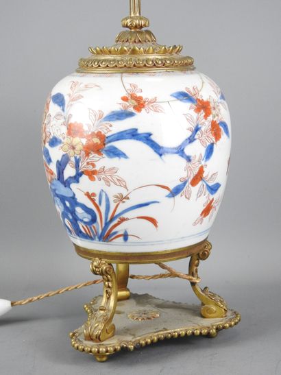 JAPON : Lampe en porcelaine à décor Imari,...