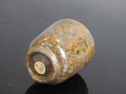 CHINA - 19th century
Grey puddingstone snuff...