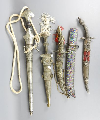 Five oriental daggers. L. largest: 61 cm...