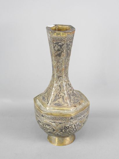 EGYPTE : Vase côtelé en bronze argenté. Vers...