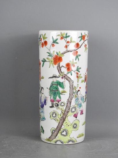 CHINE : Vase rouleau en porcelaine à décor...