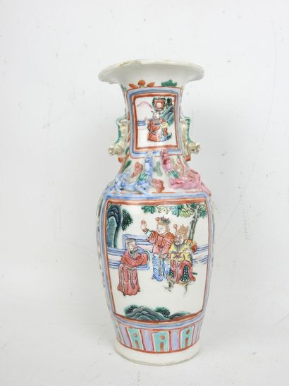 CHINA: A baluster-shaped porcelain vase decorated...