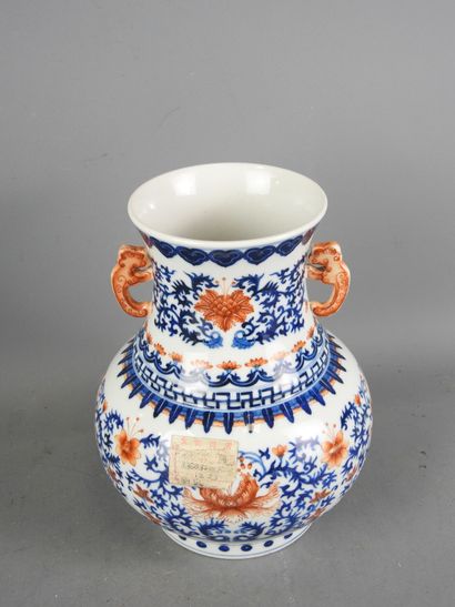 CHINE : Vase à deux anses en porcelaine blanc...
