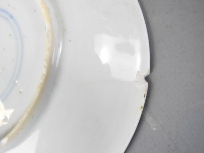 CHINE : Deux petites assiettes et une coupelle...