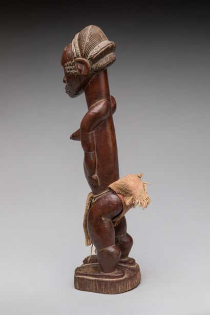 Statuette féminine debout, BAOULE, Côte d'Ivoire.
Bois...