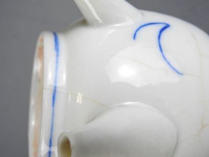 CHINE : Deux théières et un pot cylindrique...