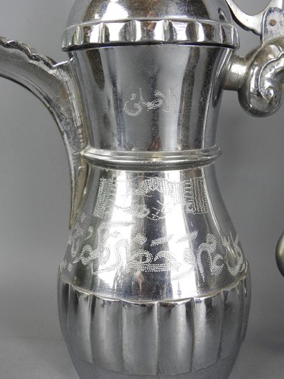 ORIENT : Théière en métal argenté portant...