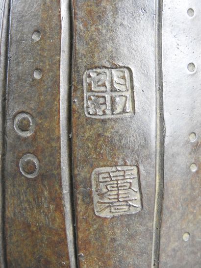 CHINE : Vase en bronze à patine brune à décor...