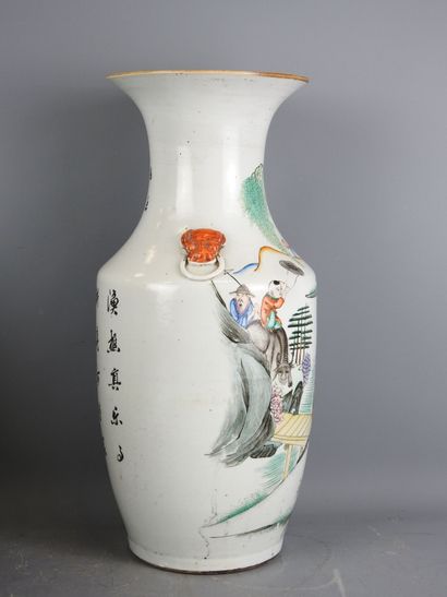 CHINE : Vase balustre en porcelaine à décor...