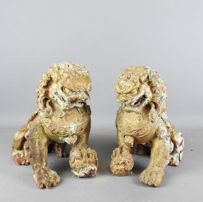 CHINE : Couple de chiens de Fô assis en fonte...