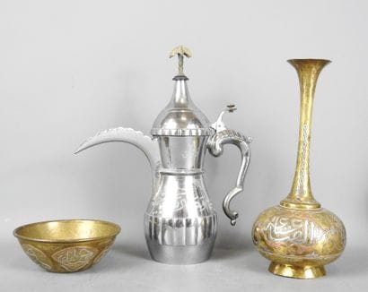 ORIENT : Théière en métal argenté portant...