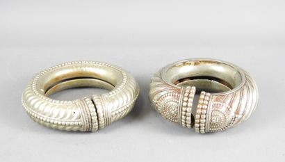 INDE.
Deux bracelets ouverts en métal argentifère,...