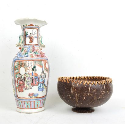 CHINA: A baluster-shaped porcelain vase decorated...