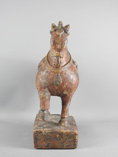 CHINE : Cheval en bois, traces de polychromie,...