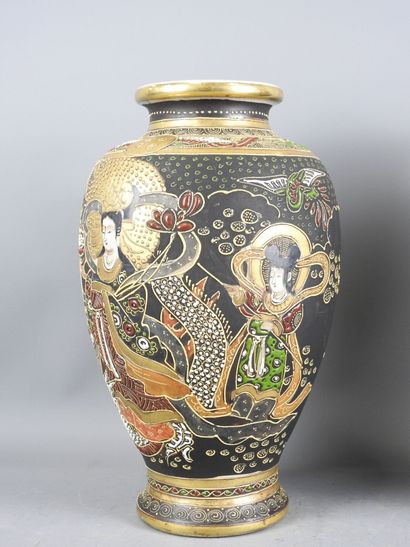 JAPON.
Paire de vases de forme balustre en...