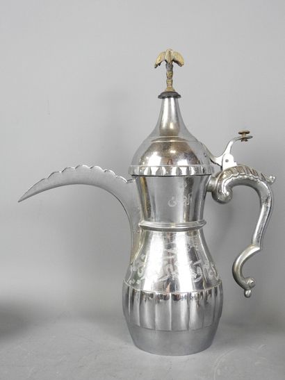 ORIENT : Théière en métal argenté portant...