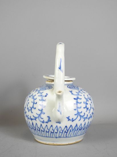 CHINE : Deux théières et un pot cylindrique...