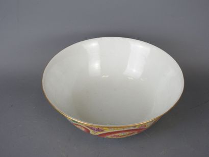 CHINA: Porcelain bowl with polychrome enamel...