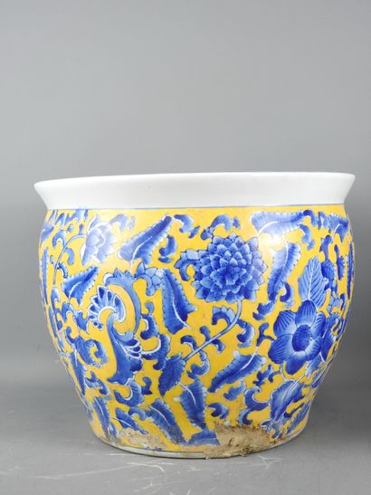 CHINE : Grand cache-pot en porcelaine à décor...