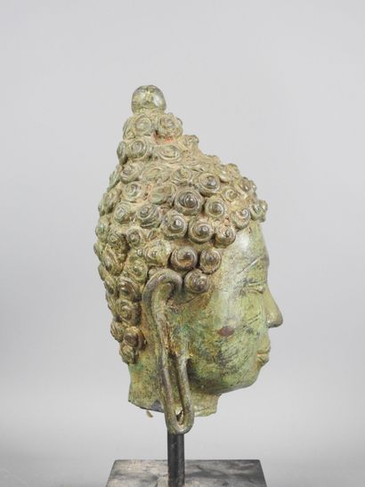 THAILANDE : Tête de bouddha en bronze à patine...