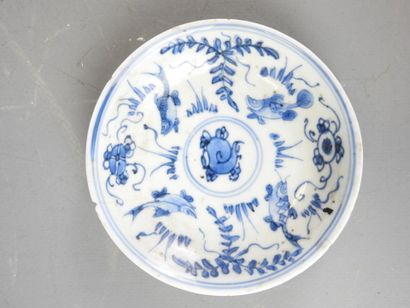 CHINE : Deux petites assiettes et une coupelle...