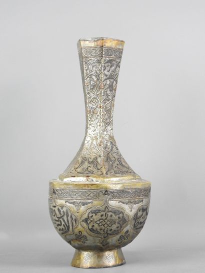 EGYPTE : Vase côtelé en bronze argenté. Vers...