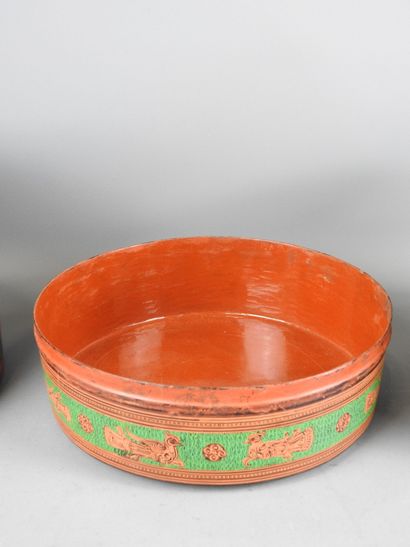 BIRMANIA: Lacquered bamboo betel box decorated...