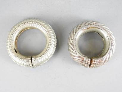 INDE.
Deux bracelets ouverts en métal argentifère,...
