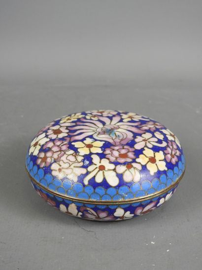 CHINA: Two circular covered boxes in cloisonné...