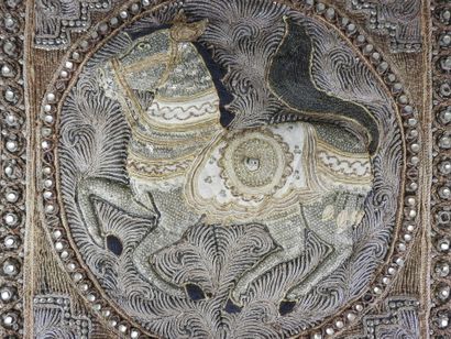 BIRMANIE : Tapisserie kalaga à décor d'un...