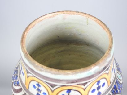 MAROC - Fès : Vase en faïence à décor polychrome....