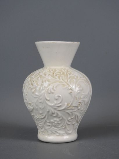 CHINE : Vase en porcelaine émaillée blanche...
