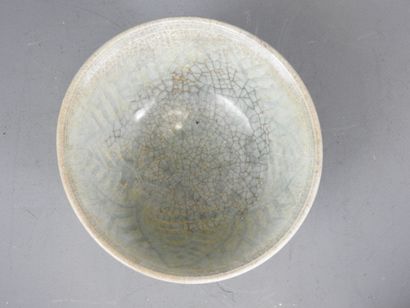 CHINA: Bowl on heel in celadon cracked porcelain...