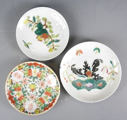 CHINE : Trois coupelles circulaires en porcelaine...