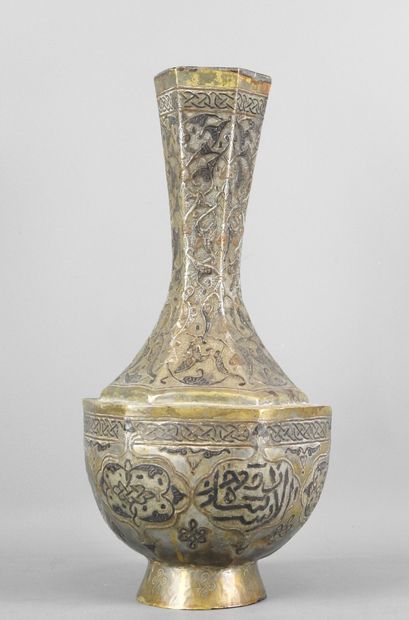 EGYPTE : Vase côtelé en bronze argenté. Vers...