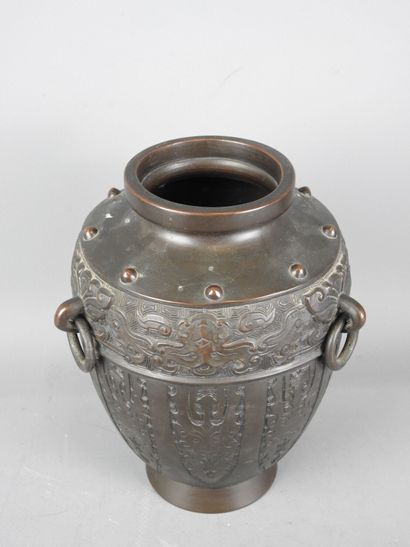 VIETNAM : Vase balustre en bronze à patine...