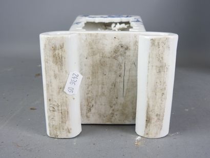 CHINE : Vase balustre en porcelaine céladon...