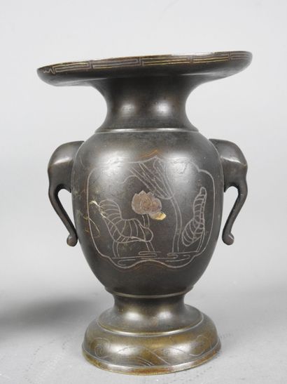 JAPON.
Paire de vases en bronze, les anses...