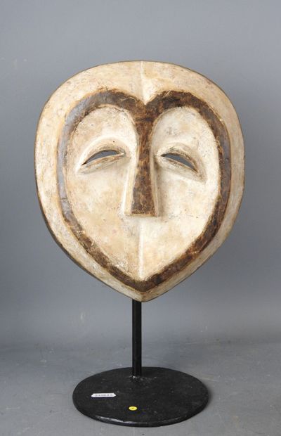 GABON - Kwele : Wooden mask with ochre and...