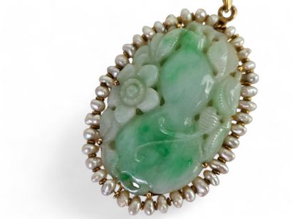 CHINA, 20th century.
Oval pendant centered...