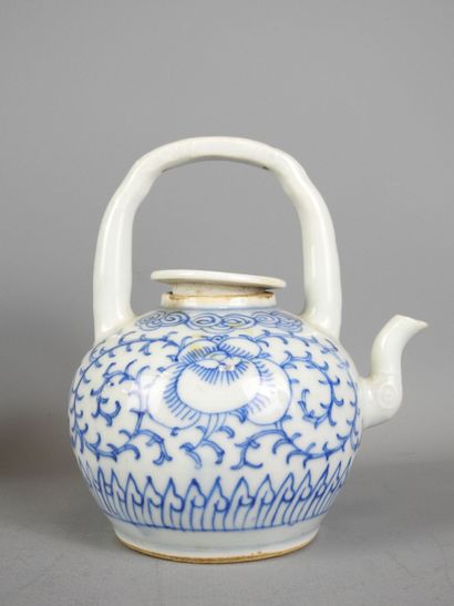 CHINE : Deux théières et un pot cylindrique...