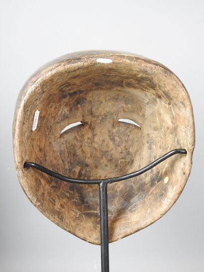 GABON - Kwele : Wooden mask with ochre and...