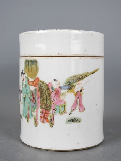 CHINA - Canton: Porcelain cylindrical covered...