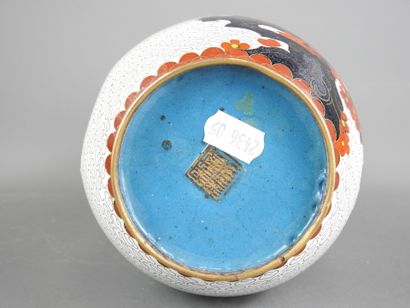 JAPON : Vase en émaux cloisonnés à décor...