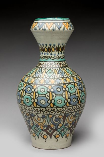 MAROC.
Vase bilobé en céramique à décor polychrome.
Haut...