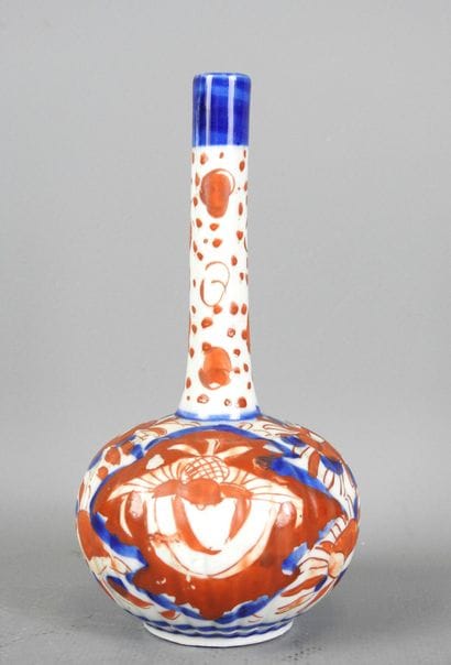 JAPON : Vase bouteille en porcelaine à décor...