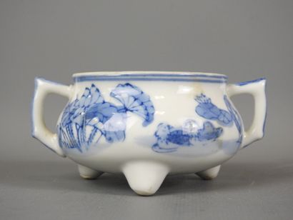 JAPON : Brûle parfum tripode en porcelaine...