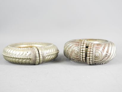 INDE.
Deux bracelets ouverts en métal argentifère,...